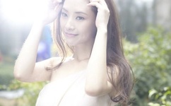 绿鱼头套男孩发声